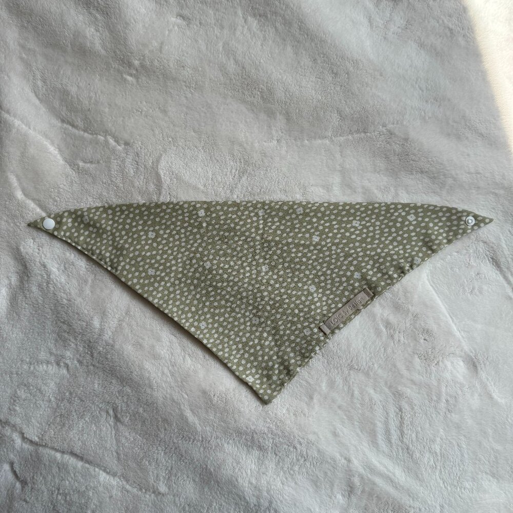 NWT Loic by Design Ditsy Daisy Floral Dog Bandana, Taupe + White, Size Medium